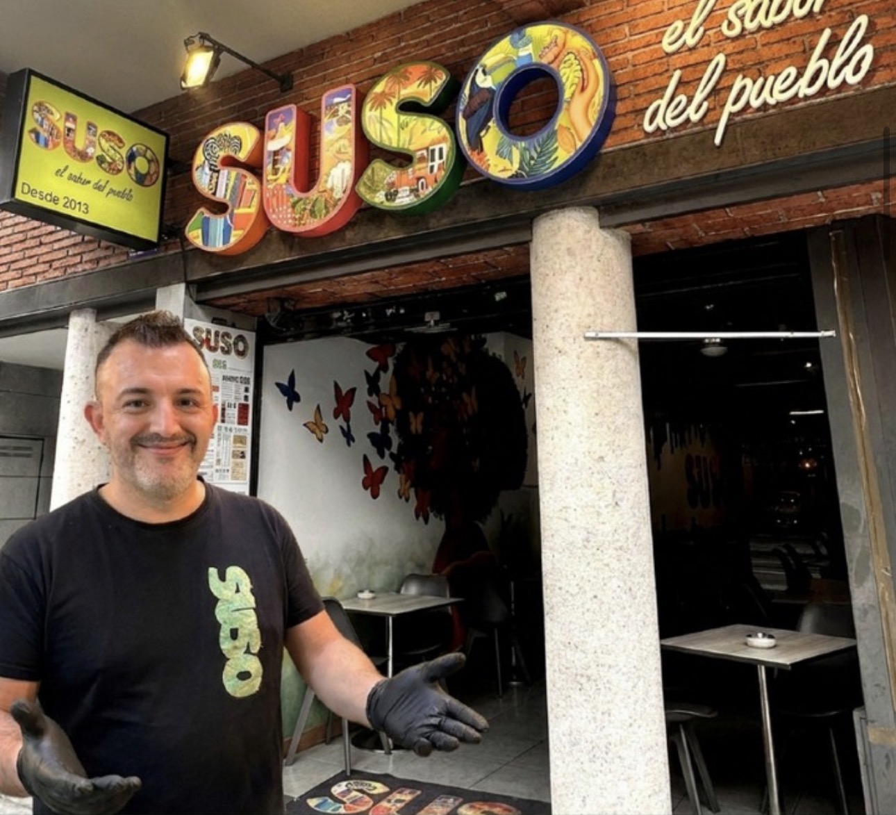 Álex, fundador de Suso Restaurante, en la puerta del local en Castelldefels