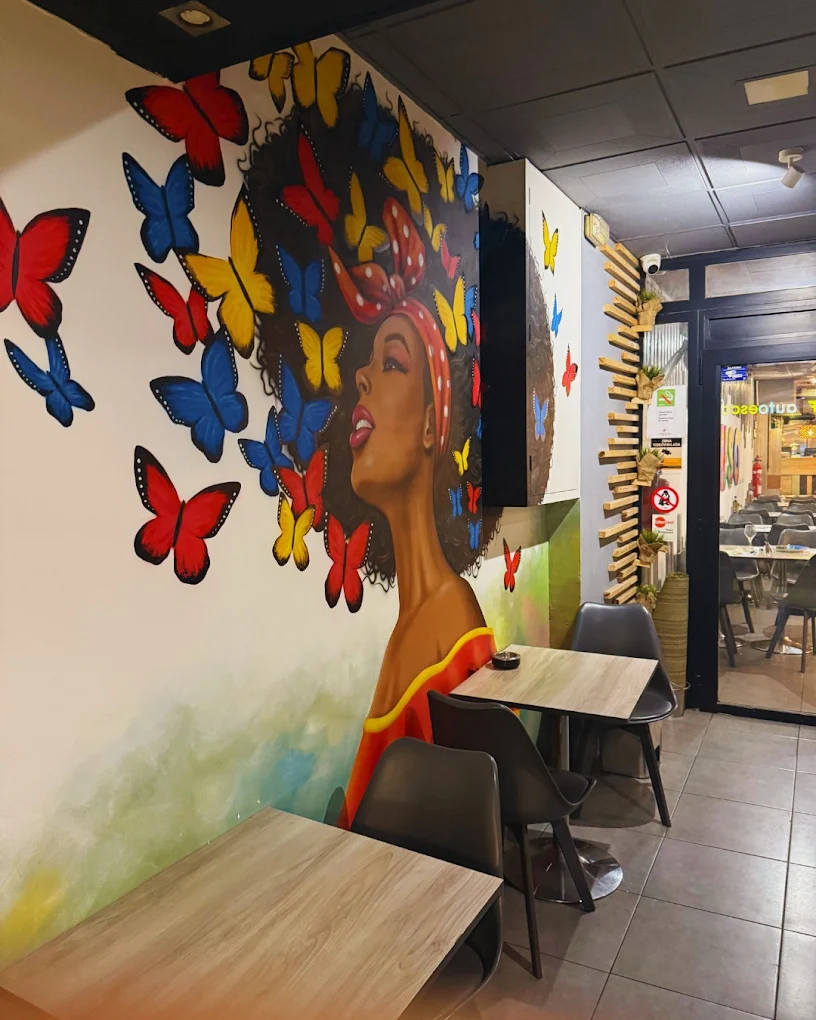 Mural con mariposas en colores de la bandera colombiana